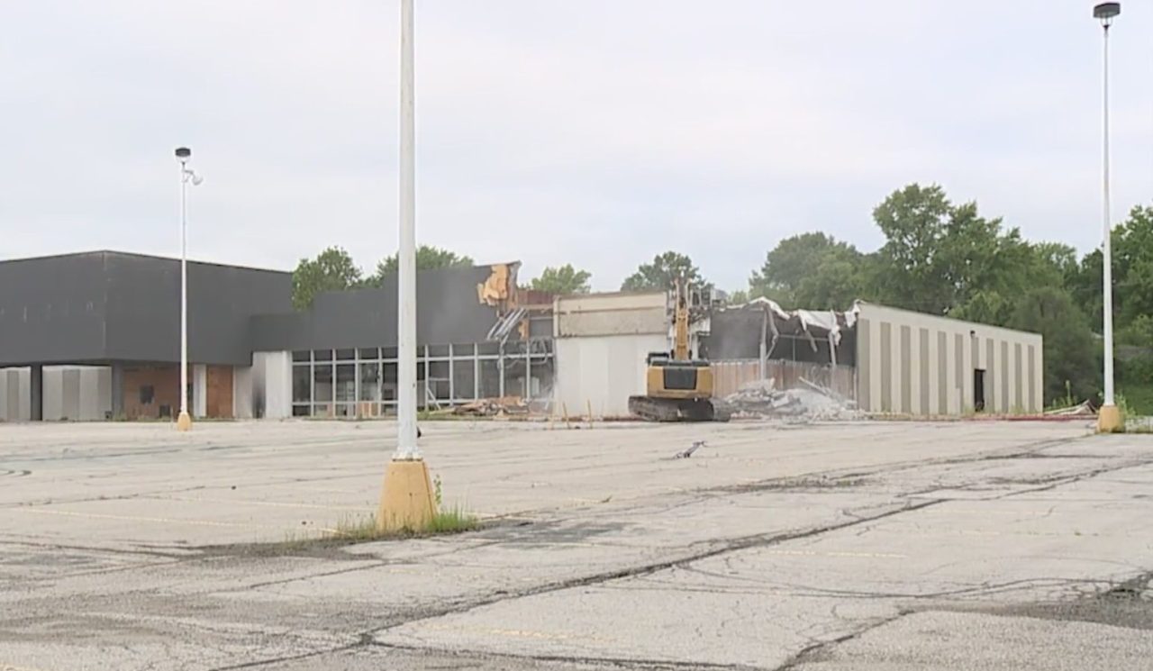 Independence demolishes vacant Kmart building