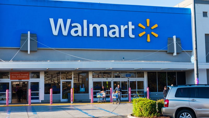 How much does a Walmart store manager earn?